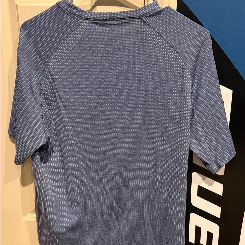 lululemon Metal Vent Tech shirt logo - Picture 3 of 4